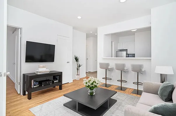 Rented by Mossanen Group | media 9