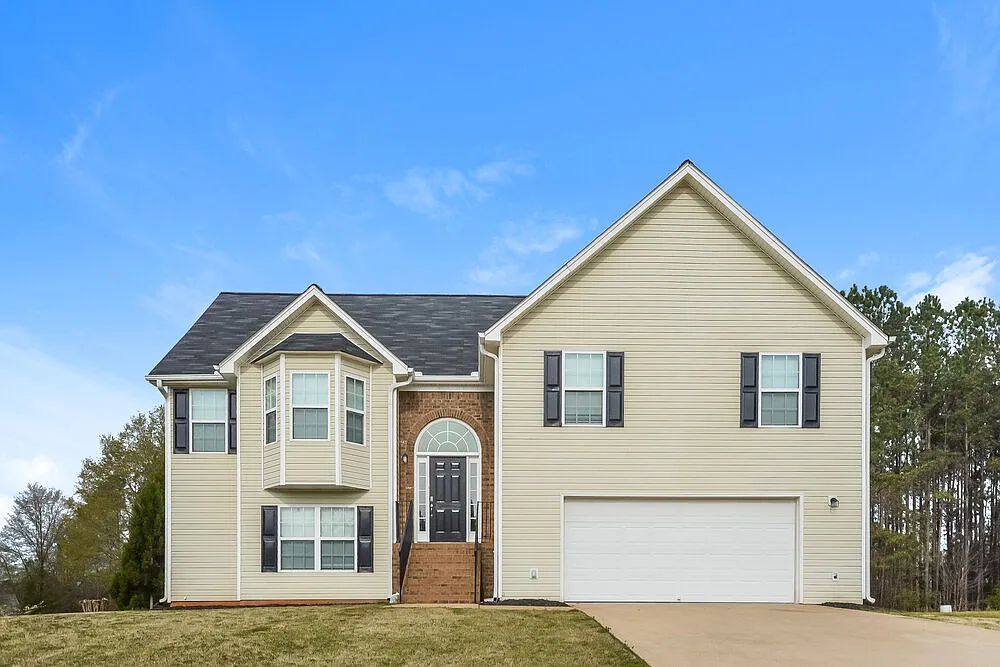 6 bed, 3.0 bath, 1715 sqft, $2,360 — Photo 1