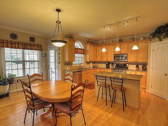 5th image of 210 Castles Gate Dr