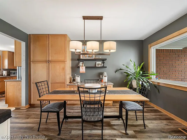 38205 Connaught Dr — Photo 8