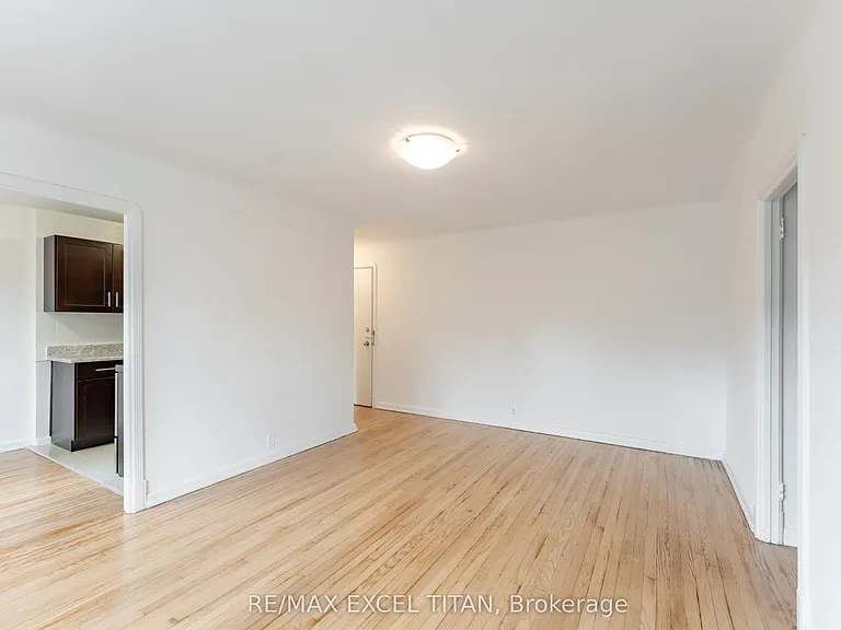 8 Mallory Gdns #35 — Photo 4