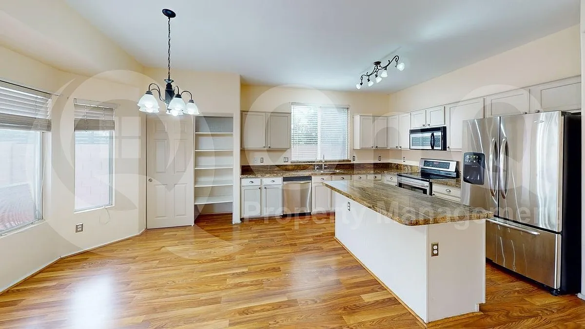 4 bed, 3.0 bath, 2019 sqft, $2,800 — Photo 4