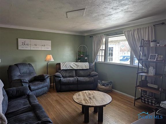3rd image of 525 Burnham Dr