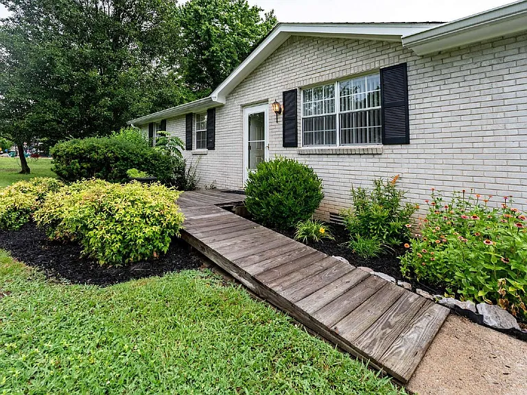 207 Whitnel Dr — Photo 4