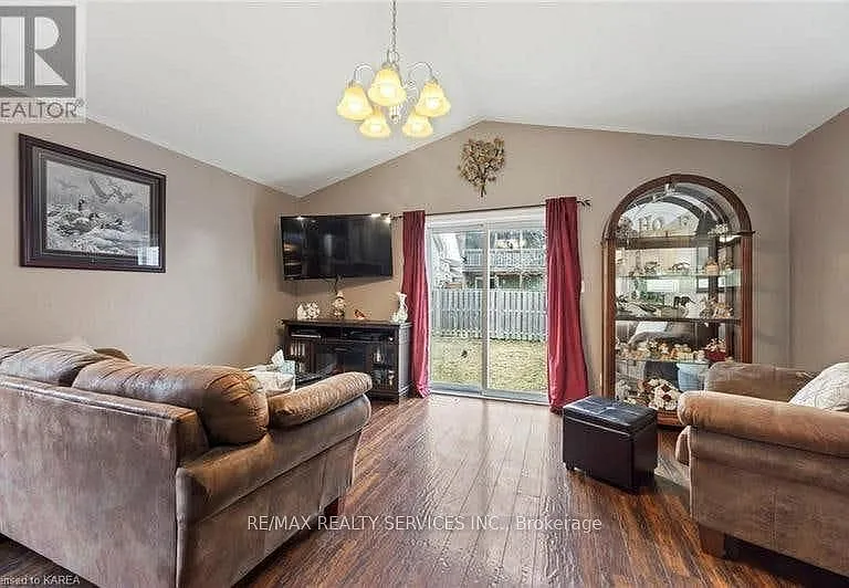 172 Macdougall Dr — Photo 14