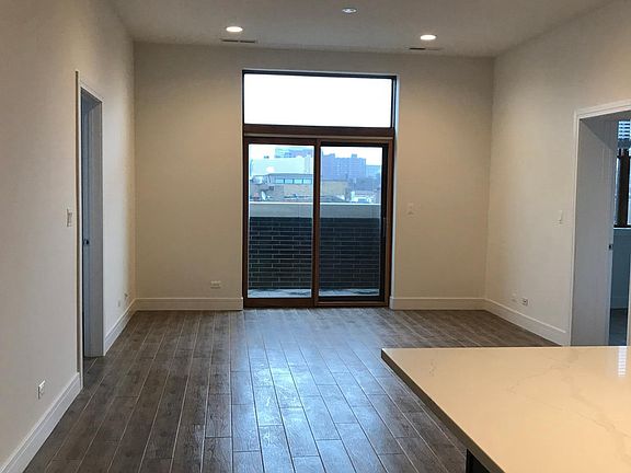 4th image of 2944 1/2 N Halsted St #402