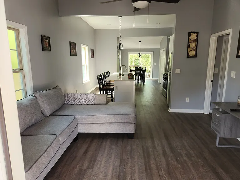 1109 Windsor St SW — Photo 2