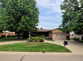 2609 Stonebury Dr, Rochester Hills, MI 48307
