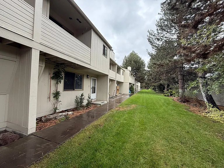 1050 NE Butler Market Rd #2 — Photo 2