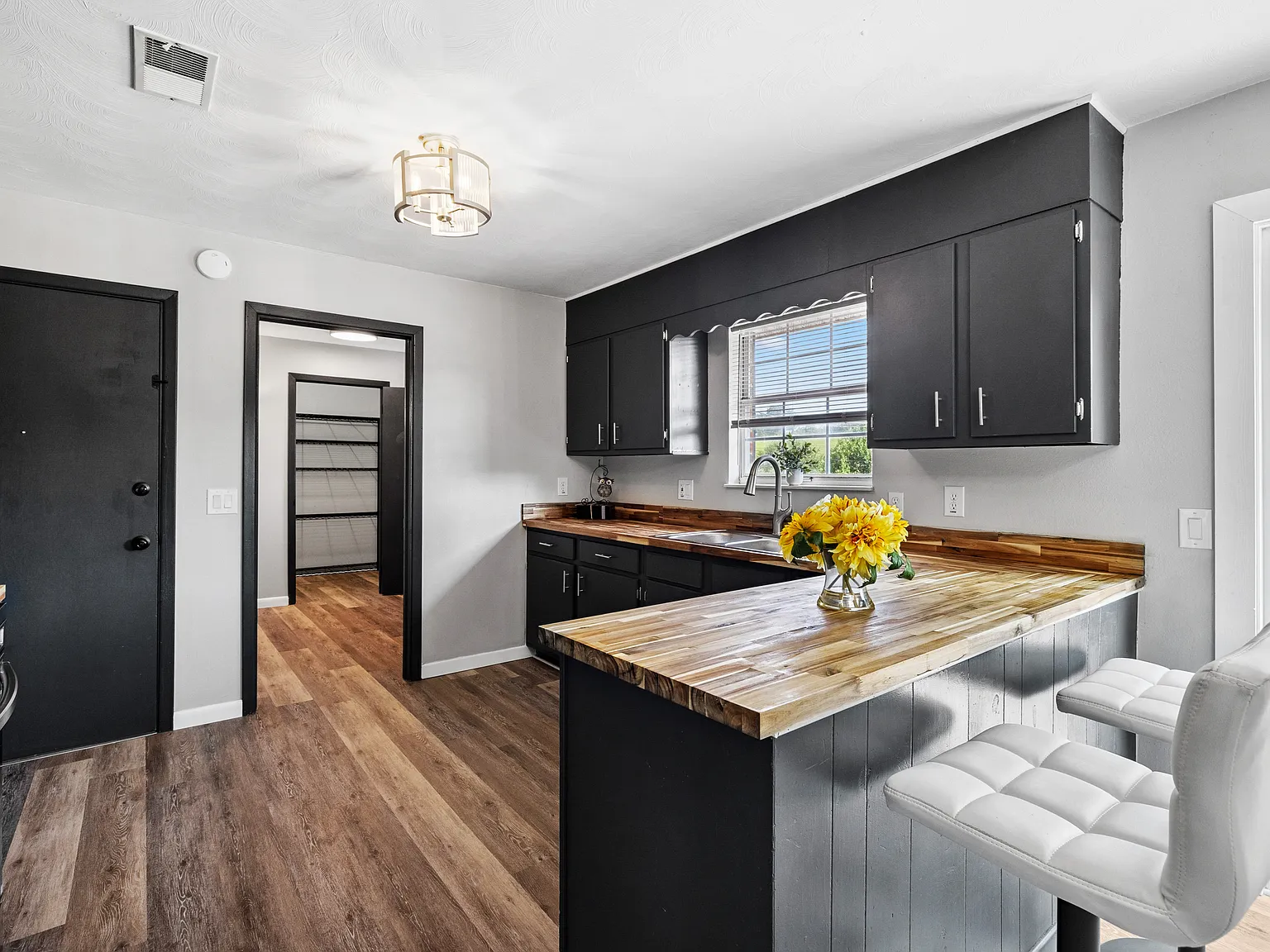 3 bed, 1600 sqft, $2,400 — Photo 3