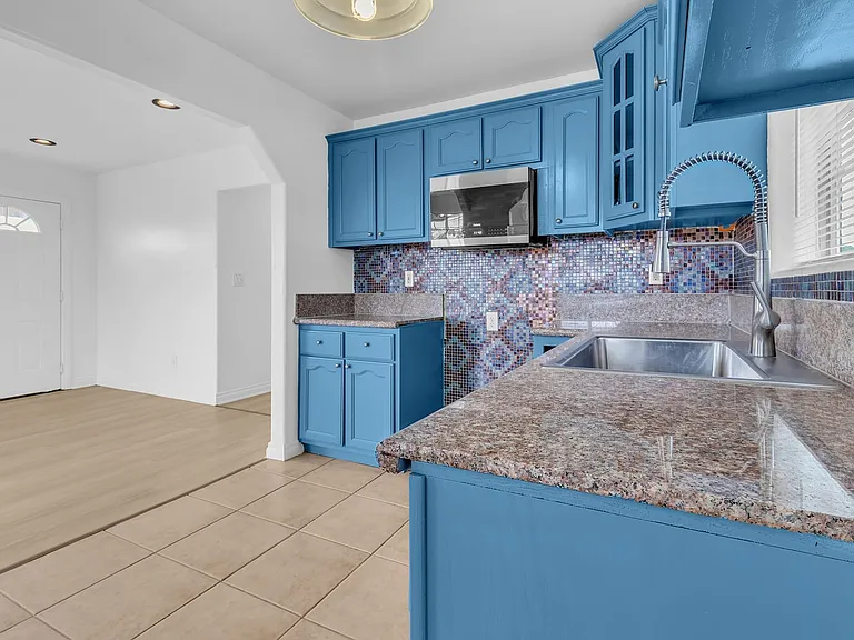 1672 N Soto St — Photo 20