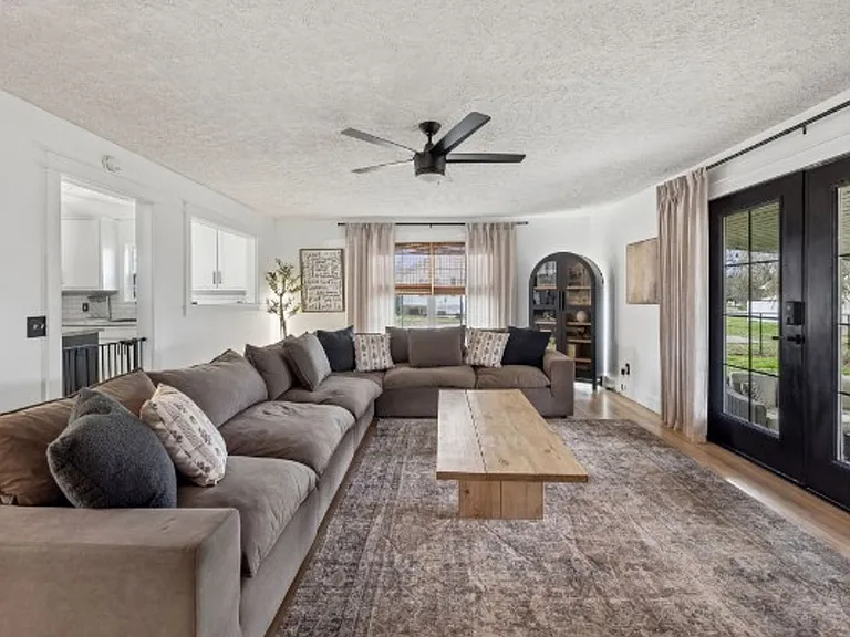 18 Crescent Blvd — Photo 3