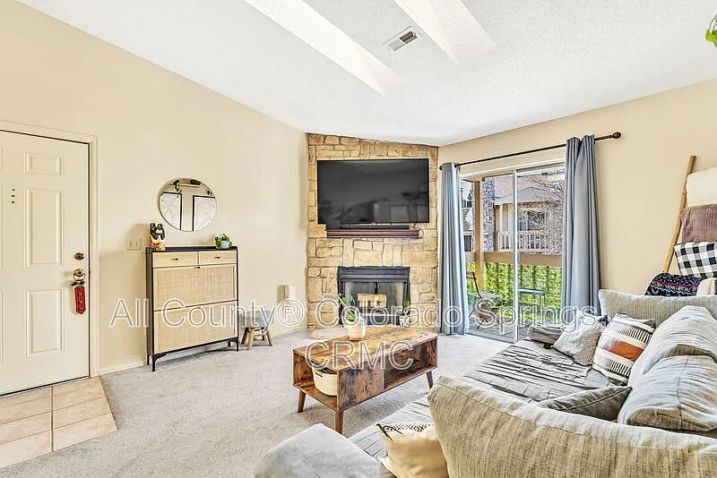 2 bed, 2.0 bath, 908 sqft, $1,750 — Photo 3