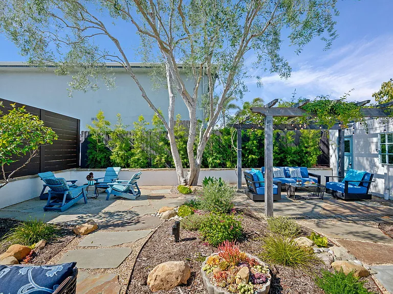 224 W Cota St — Photo 34