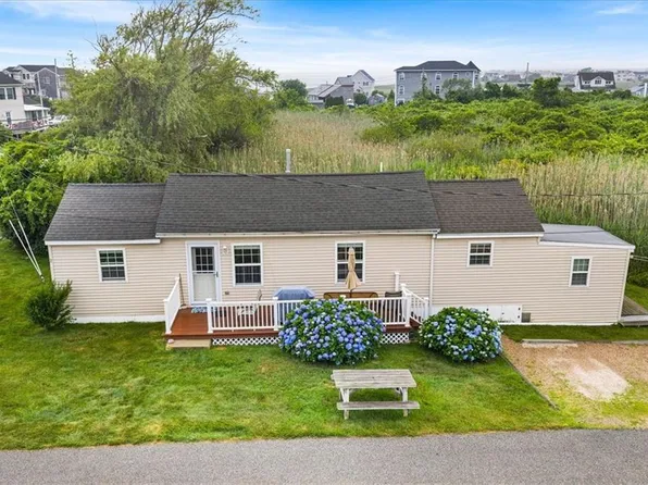 2 Geraldine Blvd, Narragansett, RI 02882