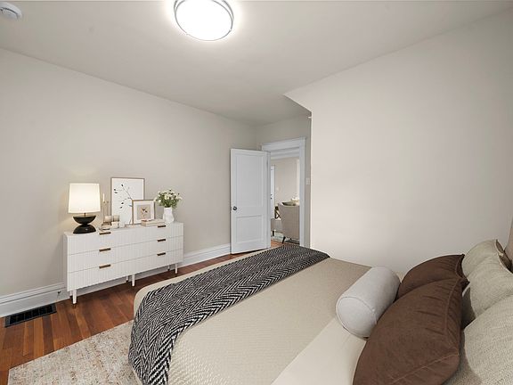 5th image of 2126 Yale Ave #2126