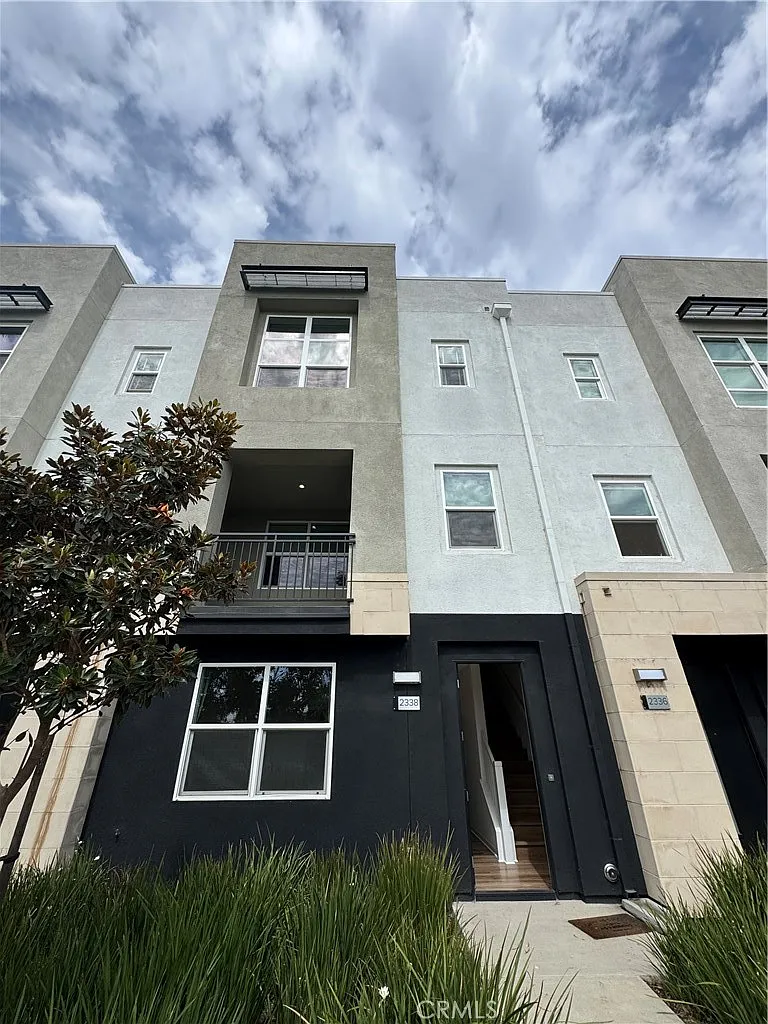 4 bed, 3.5 bath, 1900 sqft, $4,800 — Photo 1