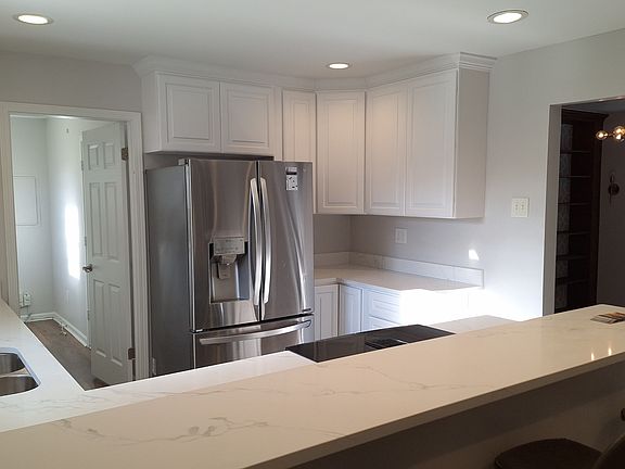4th image of 989 Aspen Dr