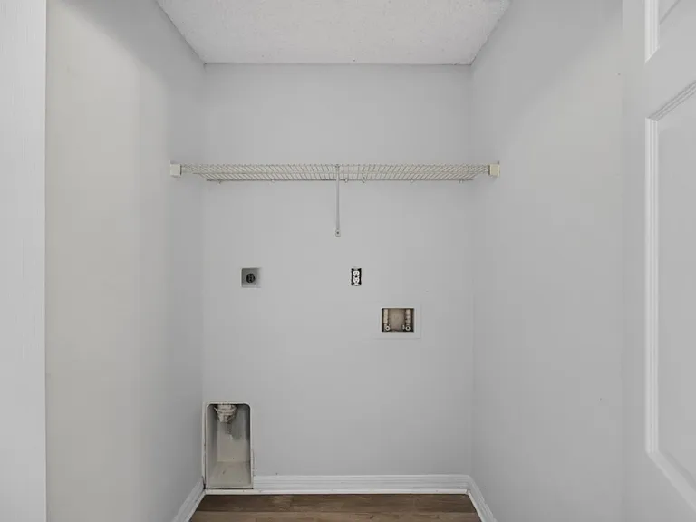 1845 Saga Ct — Photo 30