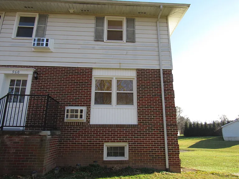960 Stony Bridge Dr — Photo 1