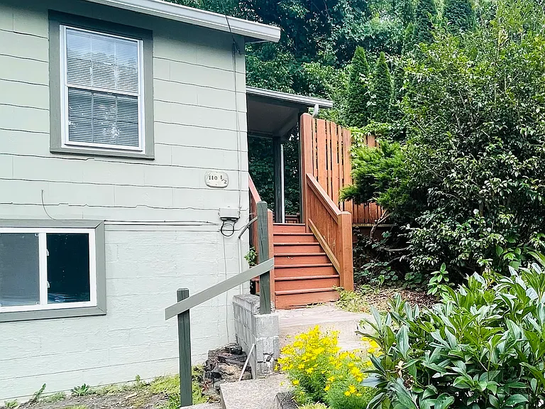 110 School Rd E — Photo 1