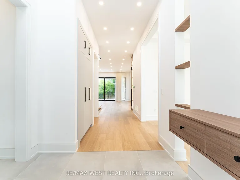 510 Wellington Cres — Photo 5