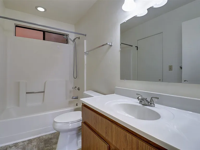 645 Ash St — Photo 17