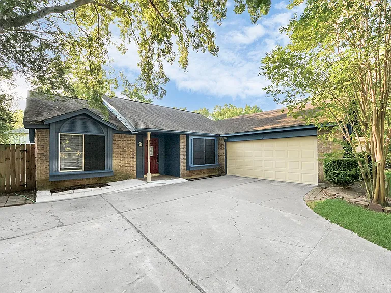 3611 Bee Bayou Ln — Photo 2