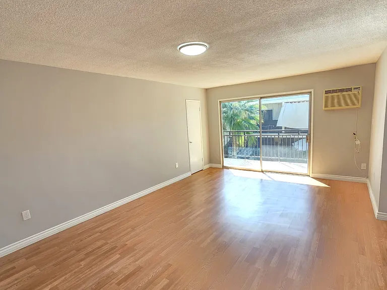 13813 Oxnard — Photo 11