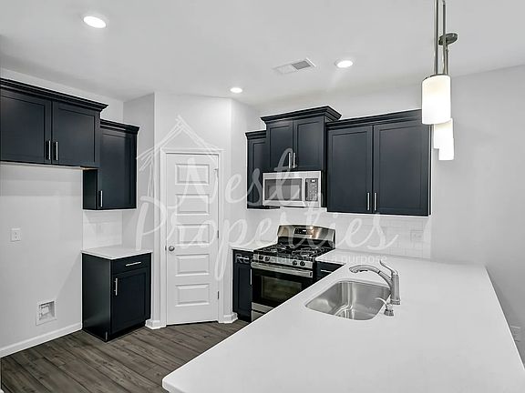 3rd image of 432 Sandfarm Trl
