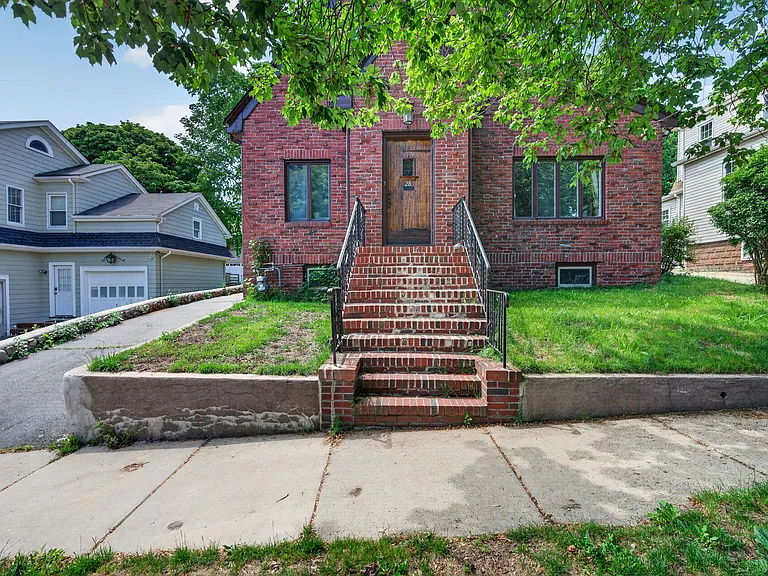 28 Thurlow Ave — Photo 2