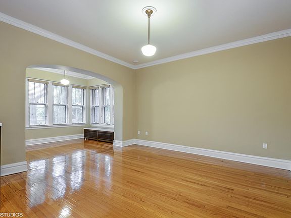 3rd image of 1335 W Thorndale Ave #1