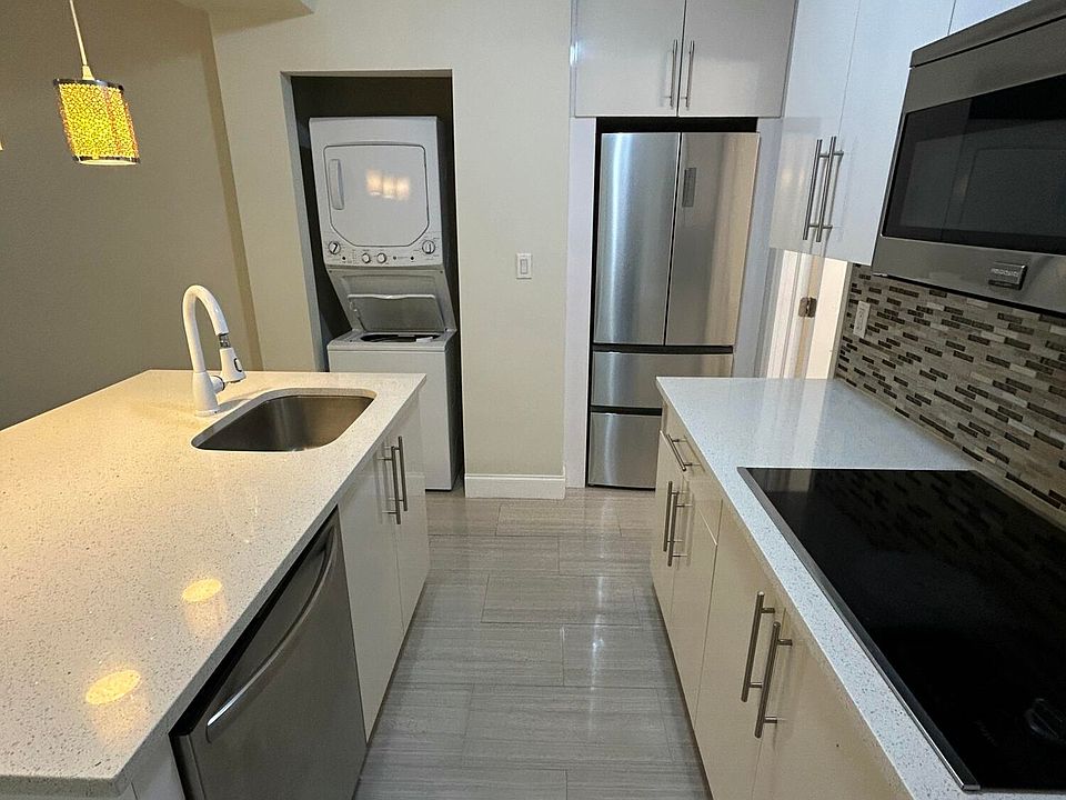1st image of 916 NE 15th Ave APT 3