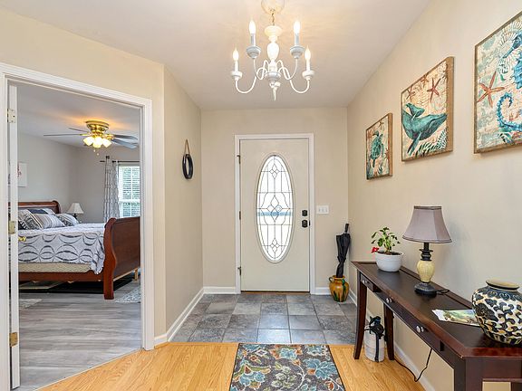 3rd image of 105 Oakview Cir