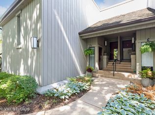 160 Club Cir APT A, Lake Barrington, IL 60010