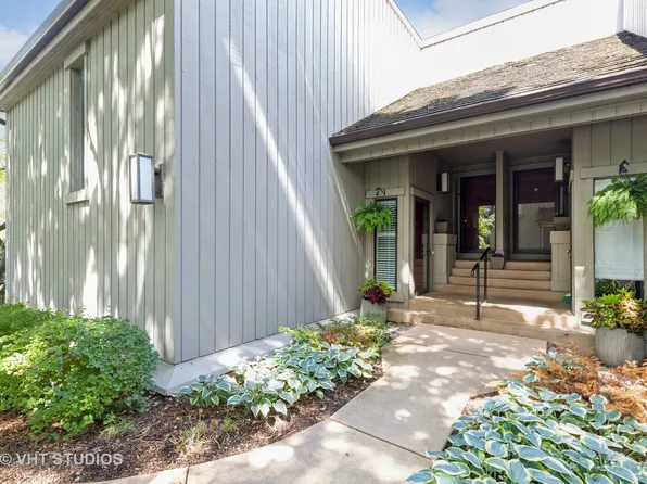 160 Club Cir APT A, Lake Barrington, IL 60010
