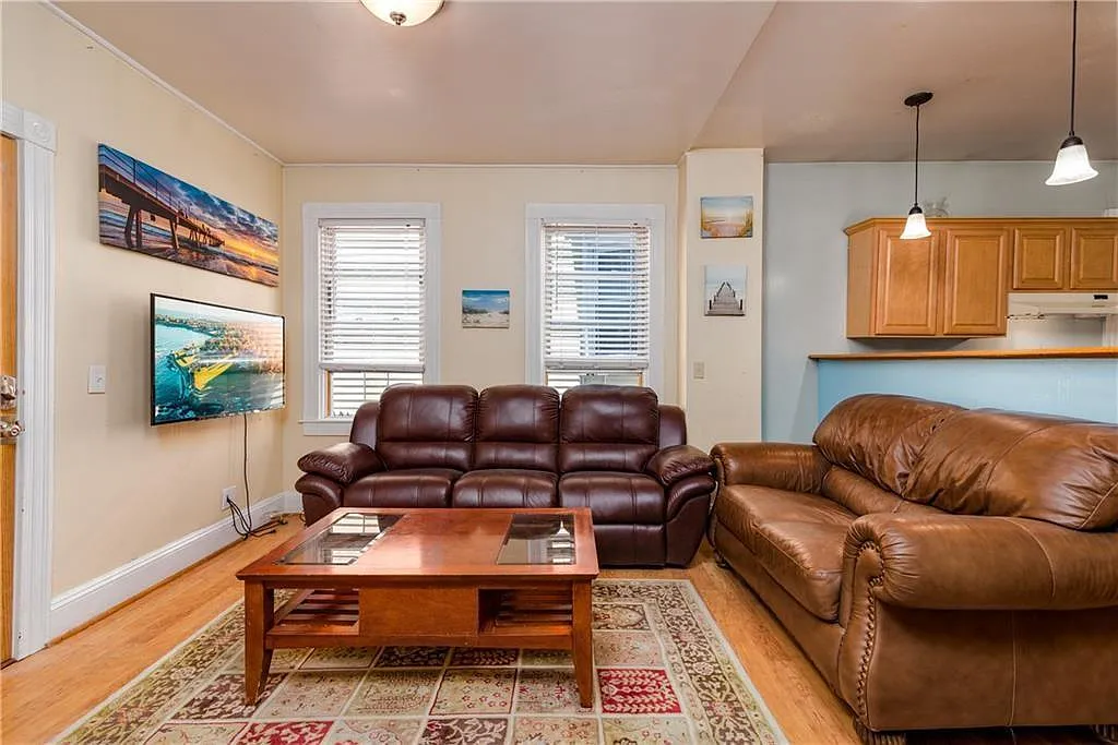 3 bed, 1.0 bath, 900 sqft, $2,250 — Photo 1