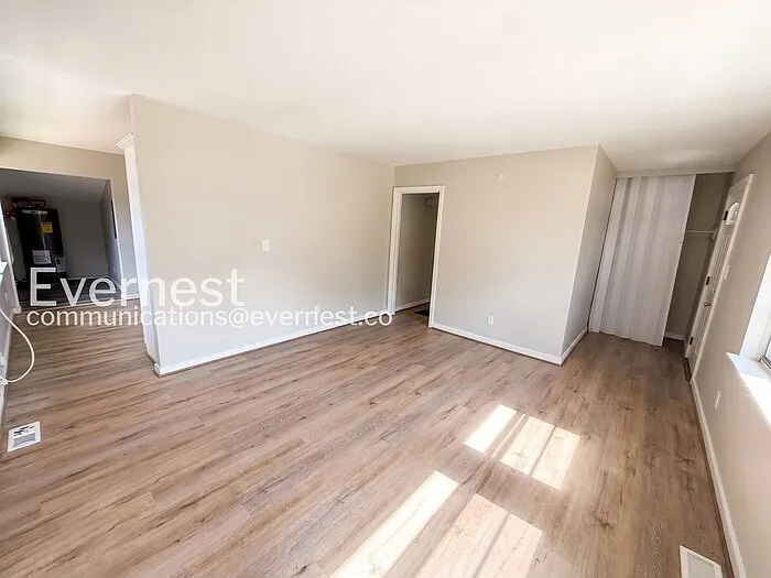 3 bed, 1.0 bath, 900 sqft, $1,125 — Photo 3