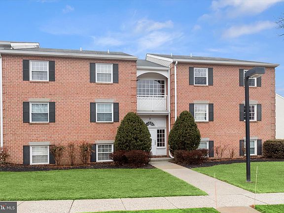 2nd image of 2 Elphin Ct Unit 302