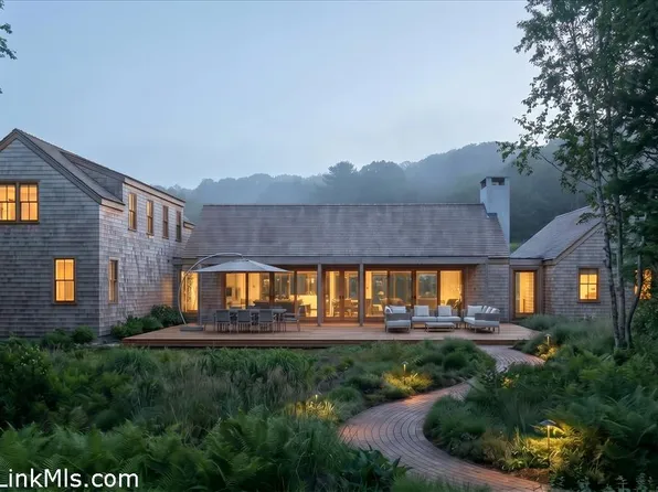 16 Red Coat Hill Rd, West Tisbury, MA 02575