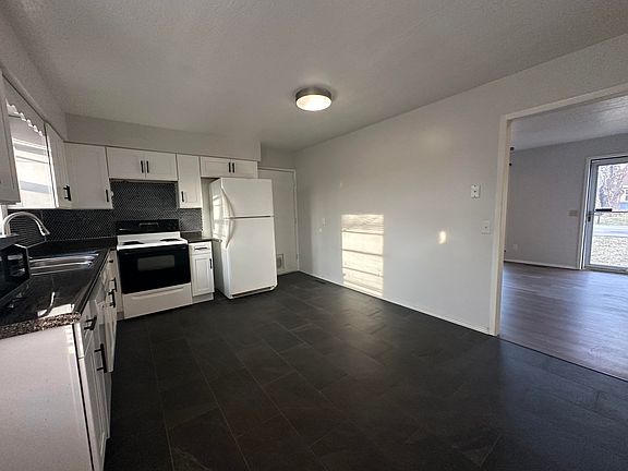4th image of 717 Hillcrest Avenue