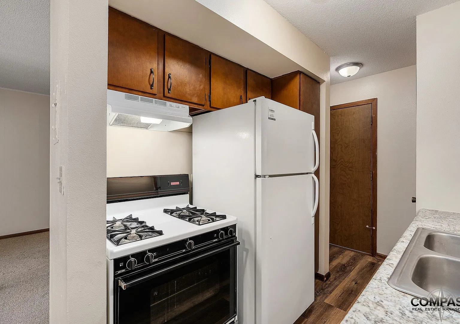 Charming And Conveniently Located Apartments — Photo 4