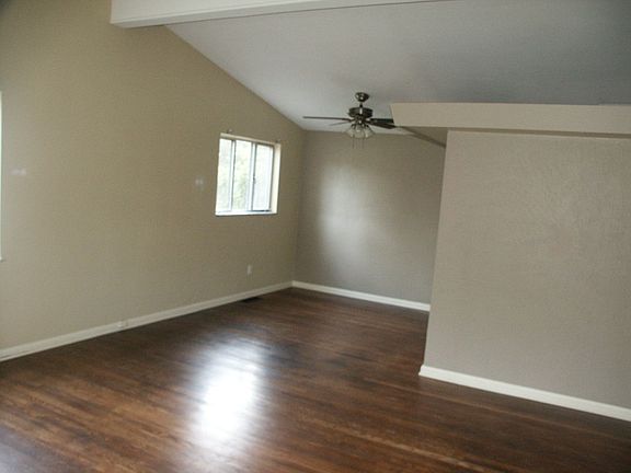 3rd image of 420 Mariemont Dr E