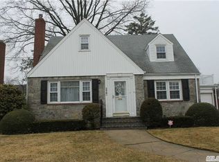347 Brixton Rd S, Garden City, NY 11530