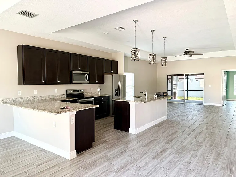 340 Palm Breezes Dr — Photo 8