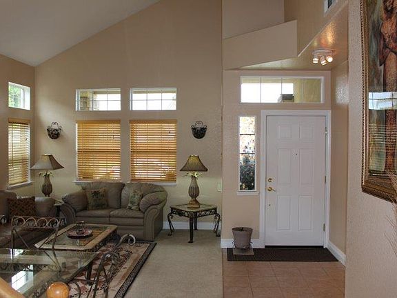 Entry/Living Room
