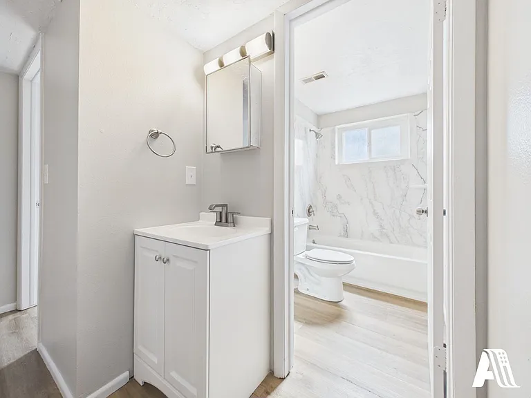 967 W Duplex — Photo 9