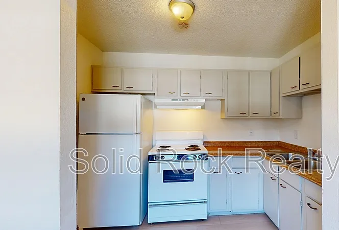 2 bed, 1.0 bath, 796 sqft, $737 — Photo 2