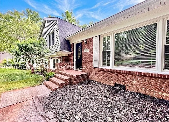 400 Wilcrest Dr — Photo 2