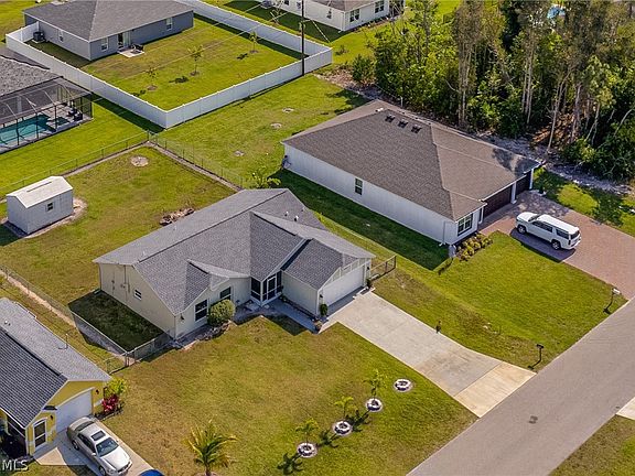4th image of 826 NW 2nd St